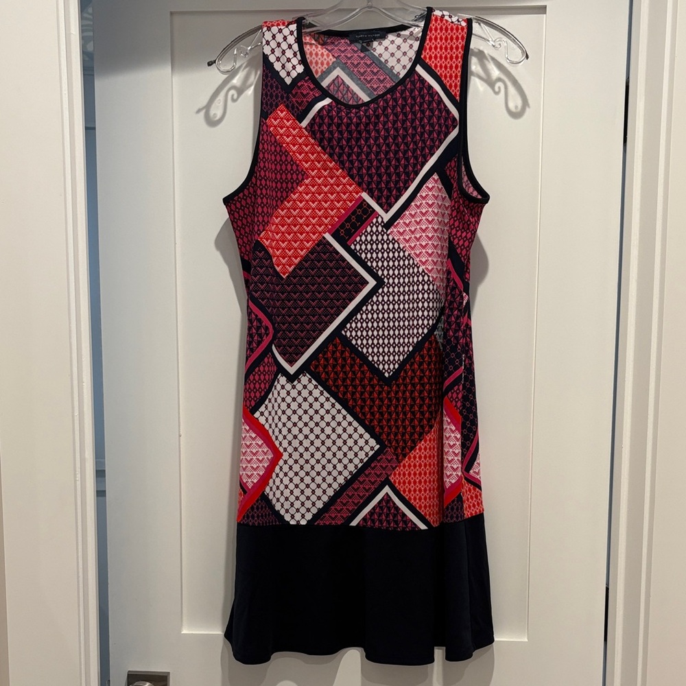 Tommy Hilfiger size 10 geometric pattern